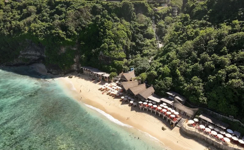 Sundays Beach Club below the Ungasan cliff, from the air