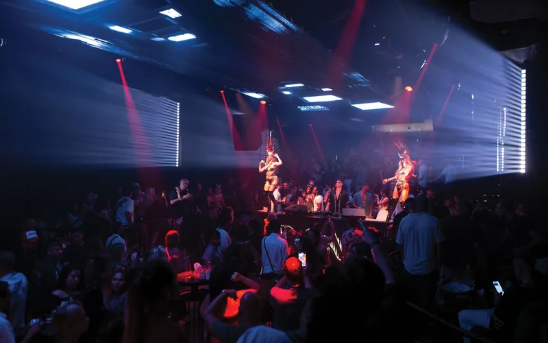 A full night at BOA, Phuket, lasers over the dancefloor