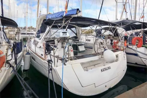 A skippered charter sailboat at the dock
