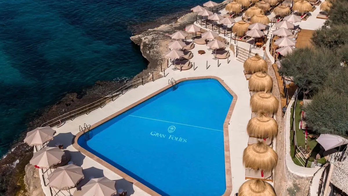 A cliff-edge pool above the sea