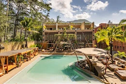 The pool and timber terraces at Caf&eacute; del Mar, Kamala